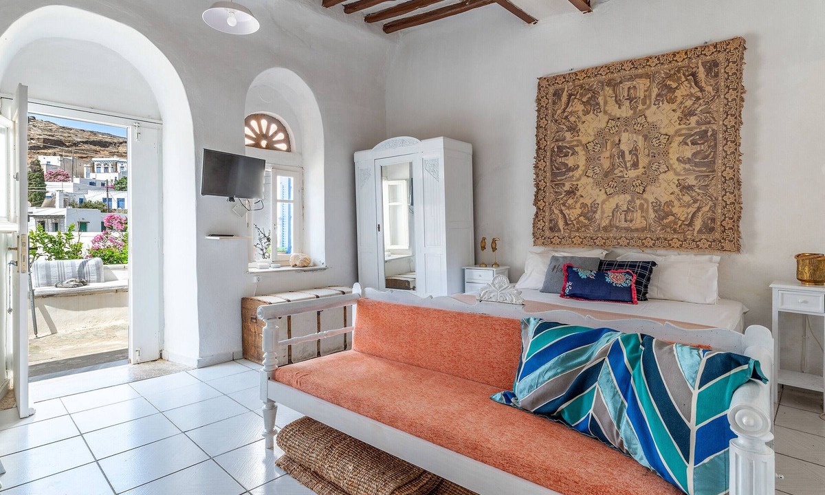 Panormos House | Holiday Home 'Platia Tinos Cycladic Cottage' with Mountain View, Private Terrace and Balcony