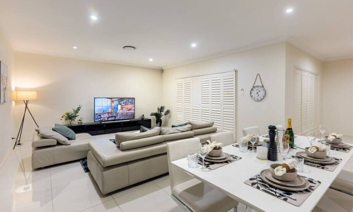 Rochedale House | Home away from home, Grand Family Mansion