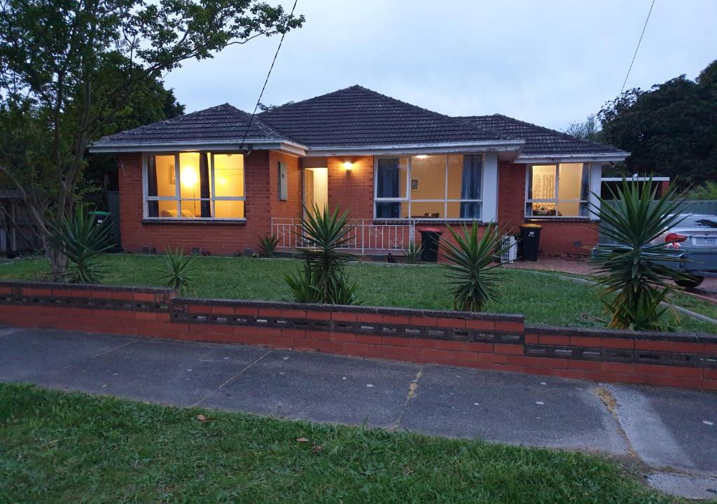 Dandenong House | Homestay near Dandenong Plaza