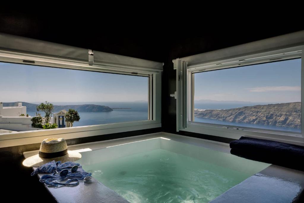 Imerovigli Apartment | Honeymoon Suite with Jacuzzi Nea Premium Residences