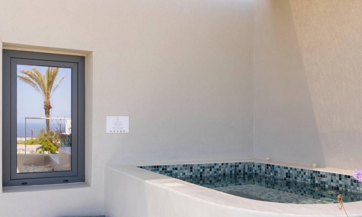 Vothon Hotel | Hotiday Santorini Mesaria