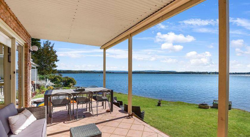 Mannering Park House | House ∙ 4 bedrooms ∙ 9 guests