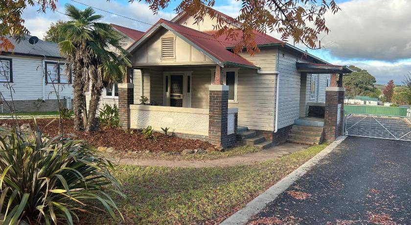 Armidale House | House ∙ 4 bedrooms ∙ 6 guests