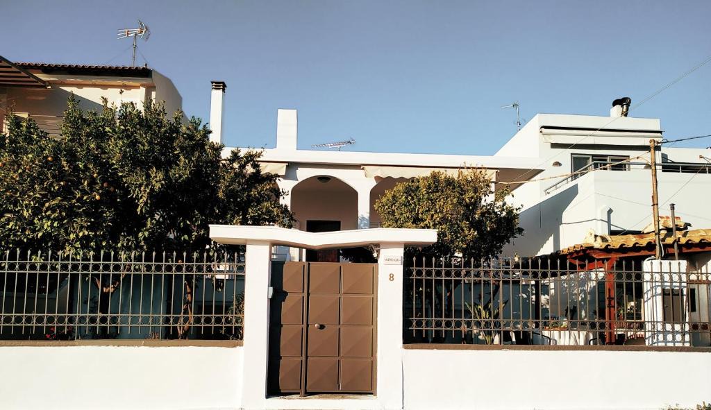 Kalyvia Thorikou House | House Sleeps 4 with Pets