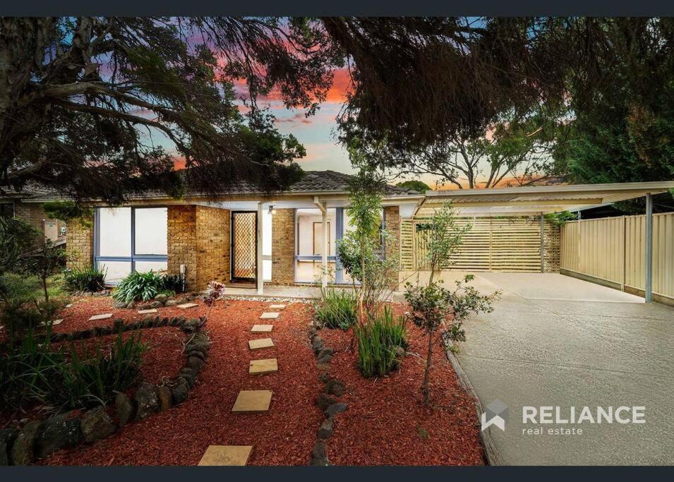 Hoppers Crossing House | House with Large Backyard for Kids near ZOO & Mall