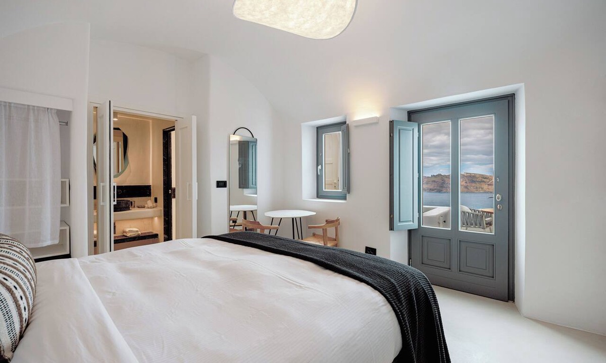 Oia Hotel | IKIES Santorini