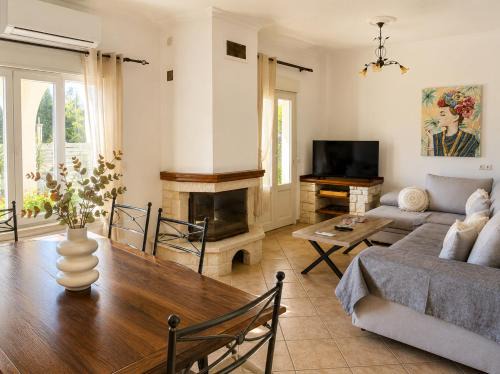 Petaleia House | Imerolia House