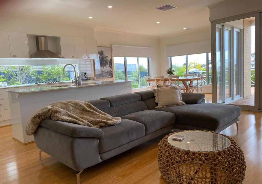 Inverloch House | INVERLOCH BLUE PEARL WIFI LINEN and POOL Inc