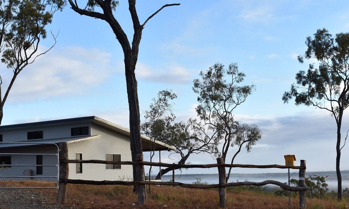 Dimbulah House | Ironbark House Dimbulah: Boutique Two Bedroom House looking over the Outback