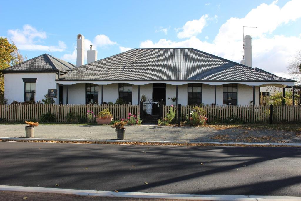 Ivy Glenelg | Campbell Town