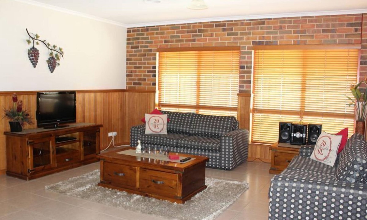 Swan Hill House | Jana Manor 3 Townhouse Swan Hill