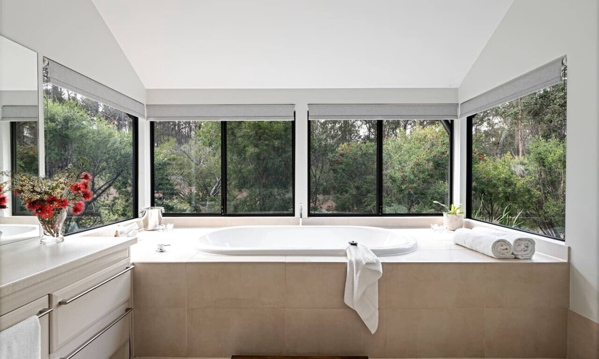 Rosa Glen Hotel | Jarrah Grove Forest Retreat Seclusion Luxury Chalet