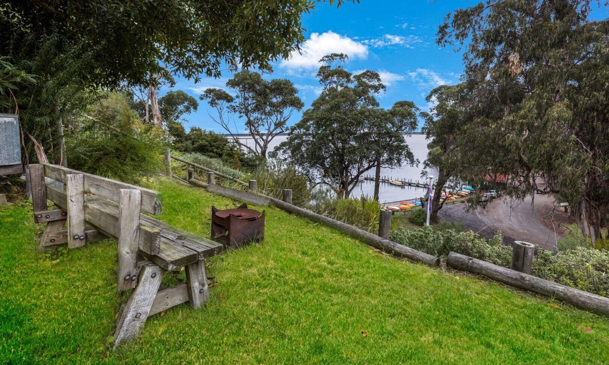 Nungurner House | Jetty View: Pelican Cabin - Feel a sense of nature in this rural environment
