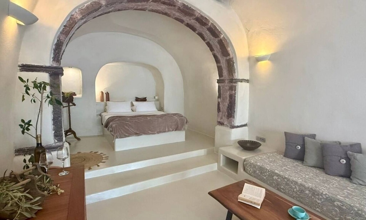 Oia Hotel | Junior Cave House with Shared Garden and Plunge Pool