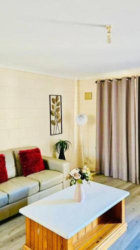 Victory Heights Apartment | Kalgoorlie, Unit 2, Golden Patch Retreat