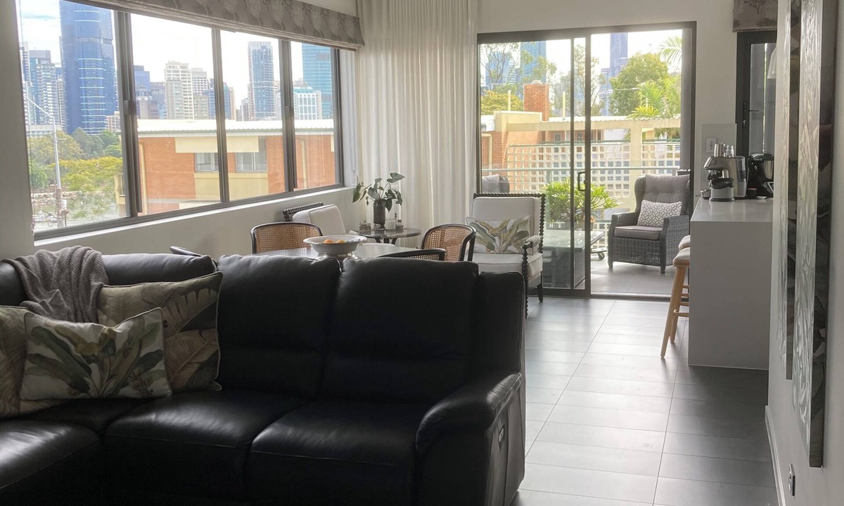Kangaroo Point Apartment | Kangaroo Cliffs- 2 Bed-2 Bath-1 Secure Car Park-close to everything! n