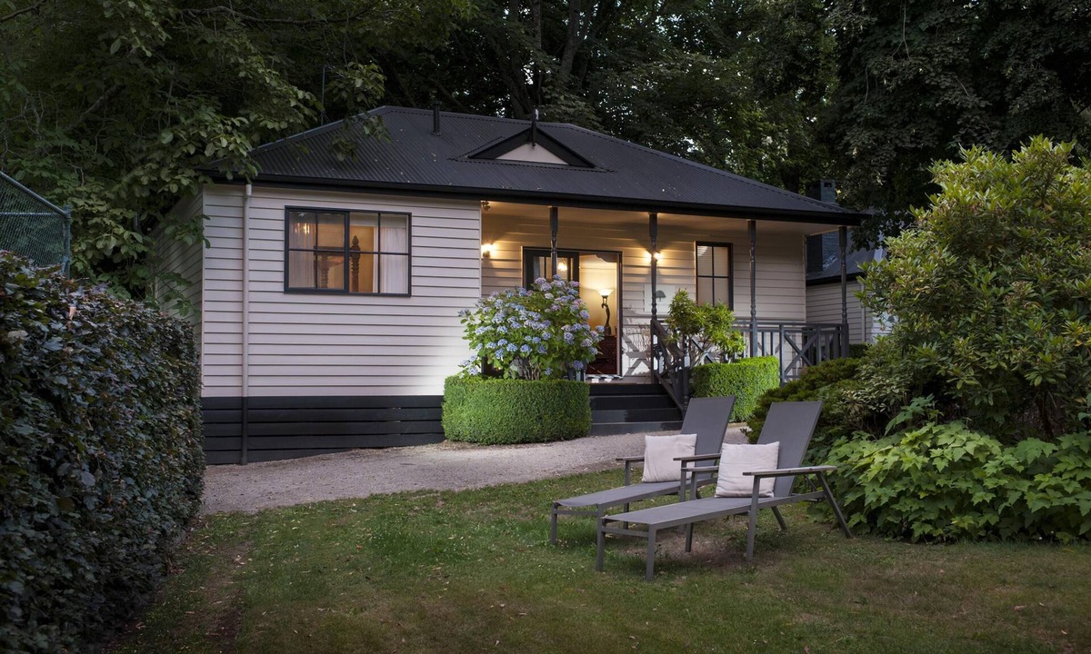 Sassafras Cottage | Keepers Cottage At Moulton Park Estate - Nestled amongst an extensive English inspired garden at the original Moulton Park Estate.