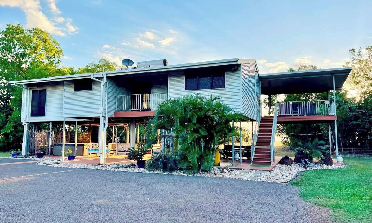 Dundee Beach House | Kick n Back House, with 2 spas, sleeps 8 comfortably with ocean views and WiFi