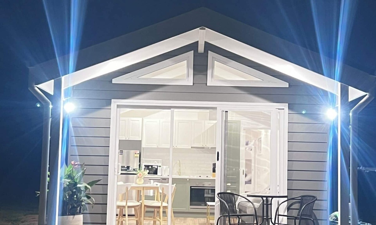 Gulgong Cottage | Kingdom Cottages Farm Stay - Gum tree