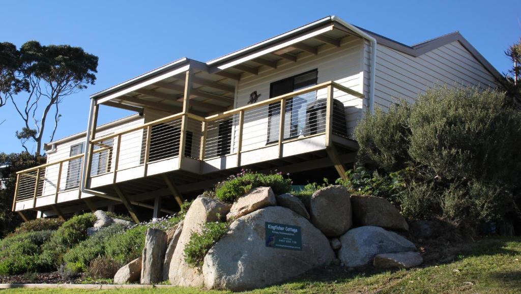 Binalong Bay Apartment | KINGFISHER COTTAGE Beachfront at the Binalong Bay
