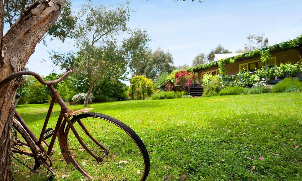 Hepburn House | Kookaburra Ridge - beautiful home set on a 1.6 acre garden with fireplace & spa