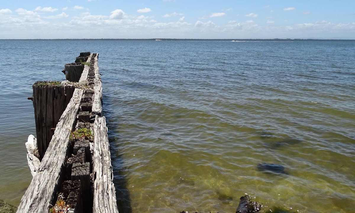 Loch Sport House | Lake St House. Large holiday home opposite Lake Victoria, views over the lake!