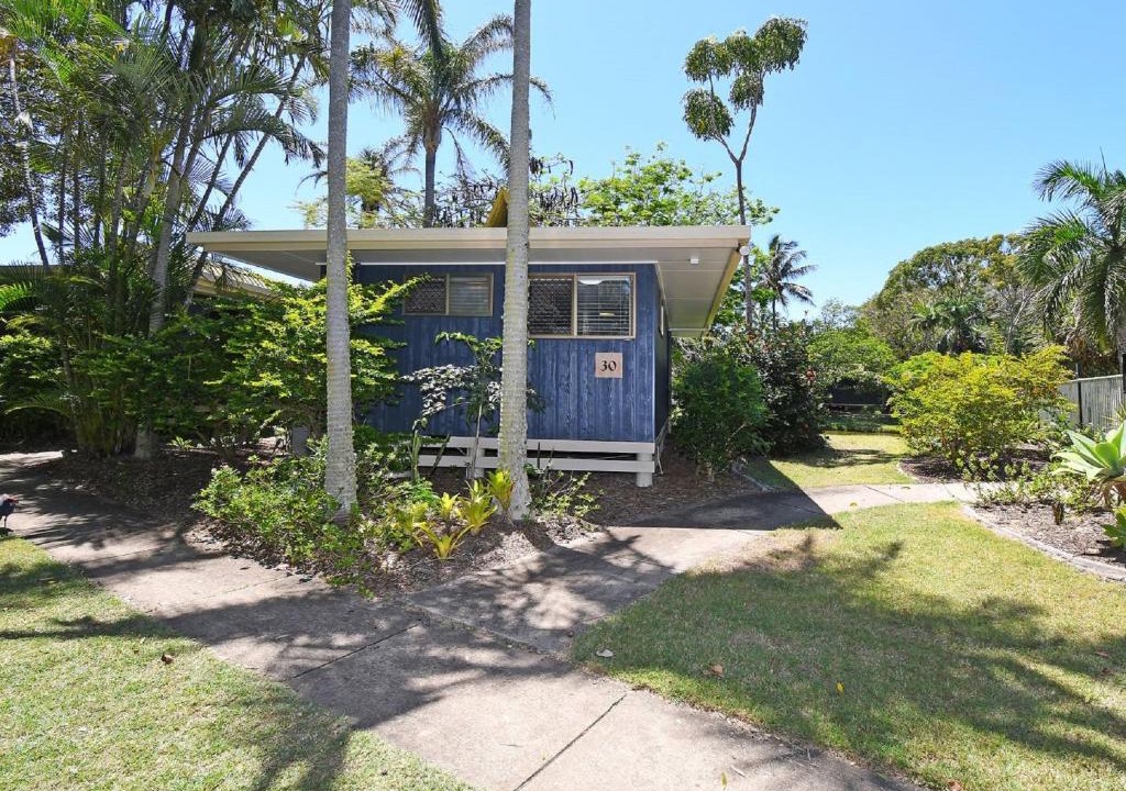 Urangan Apartment | Lake View Villa