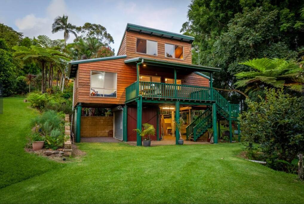 Maleny House | Lakeside cabin on a magical property