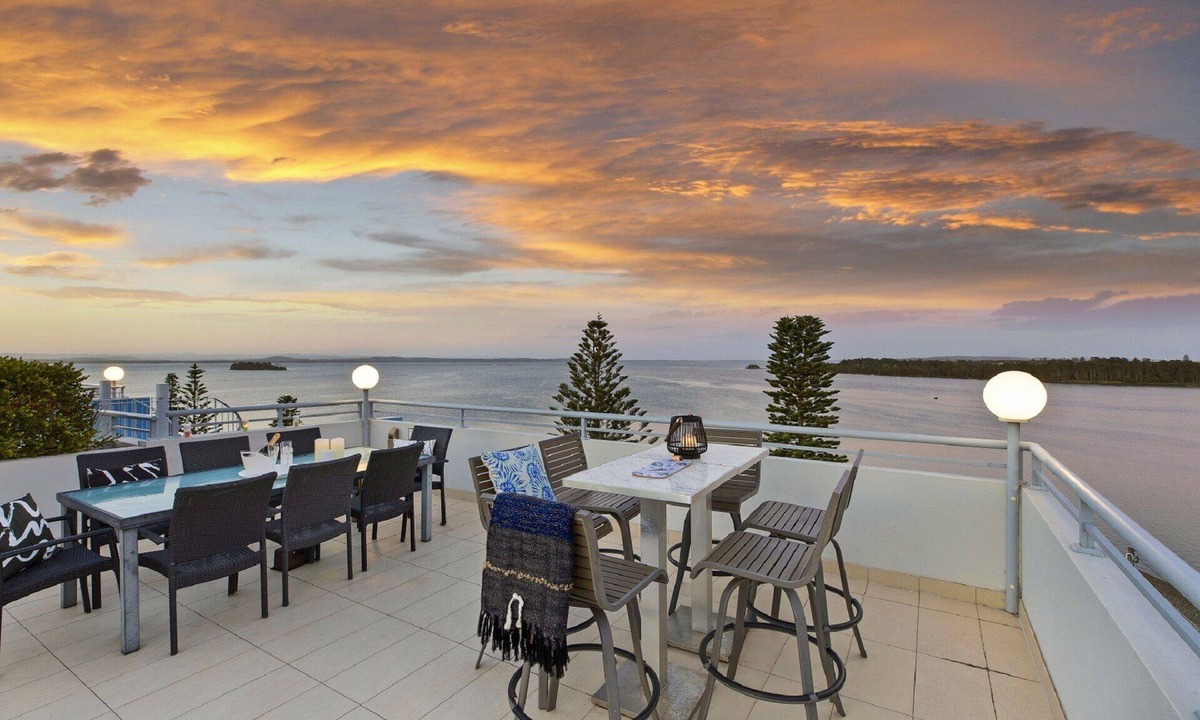 The Entrance Apartment | Lakeside Luxury - 2 Level Penthouse Apartment with Expansive Rooftop Terrace
