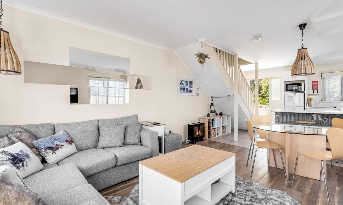 Jindabyne House | Lakeside Townhouse - 2BR Modern Townhouse l Lake Views l Balcony l Walking Distance To Town