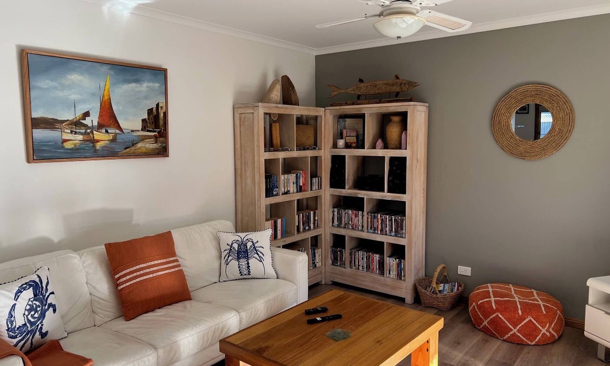 Waterhouse Villa | Lazy Sails Port - Pets welcome outside , WiFi