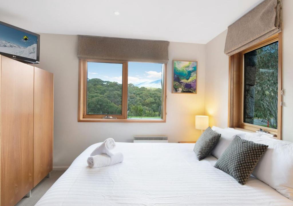 Lake Crackenback House | Les Perrieres Studio - Gym l Indoor Pool l Tennis Court l Cafe l WiFi