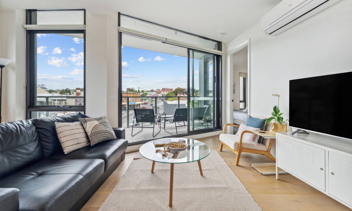 Flemington Apartment | Light-Filled 2BR Apt nw/Balcony + Free Parking - Near Flemington Racecourse