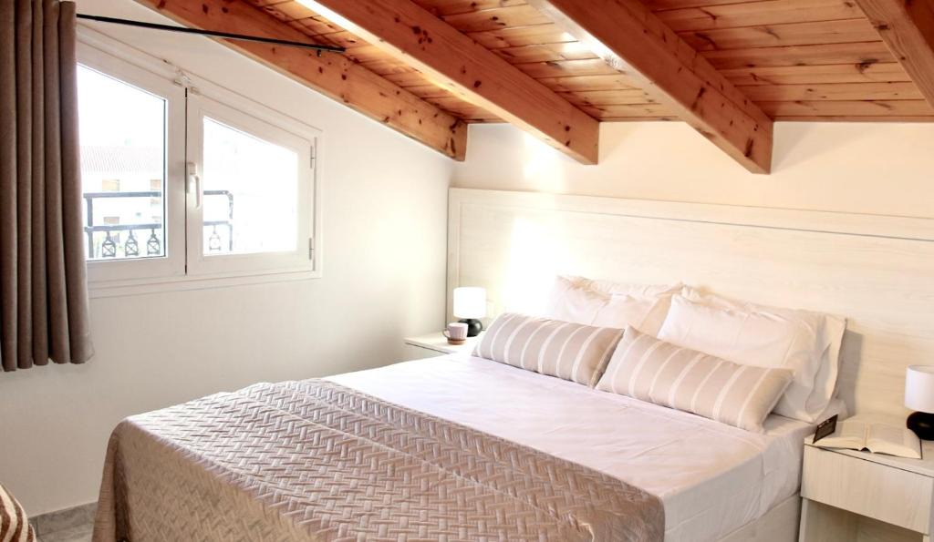 Alikanas Apartment | Lightful Attic at Regina Apartments