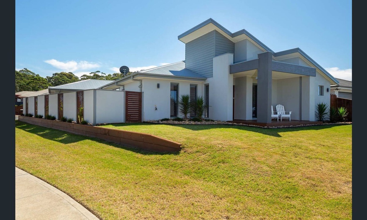 Tomakin House | Located in the prestigious Barlings Beach Estate