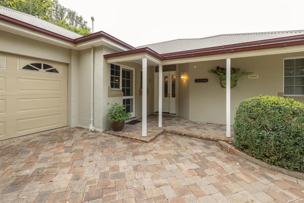 Mount Panorama House | LOCHINVAR/CAMELLIA , MAGNOLIA , MAPLE Cottage For A Relaxing Bathurst Holiday