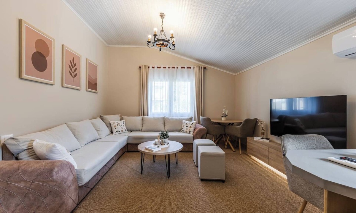Durres Apartment | Loen Spacious Seaside | 3BR Apartment by PikHost