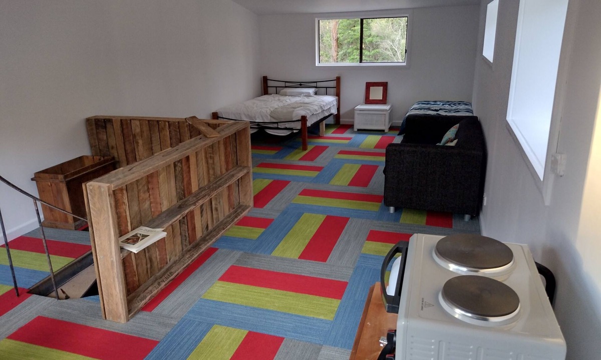 Congo Apartment | Loft on quiet 5 acre bush block. Less than 5 minutes to beaches.