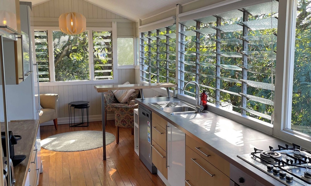 Enoggera House | Lone Pine Lodge - great for business, family, pets