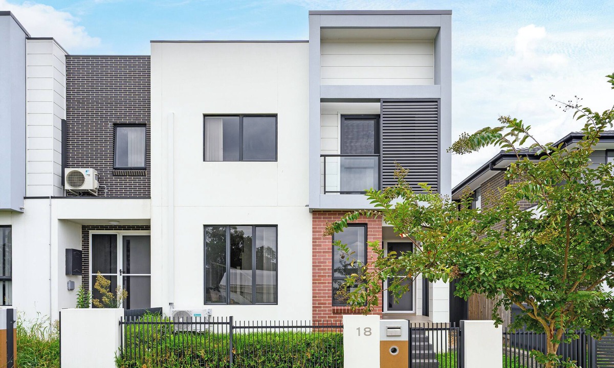 Austral House | Lovely 4BR Austral Retreat Close to Station For 10 Guests