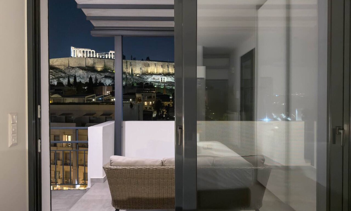 Makrigianni Apartment | Lux Deck Roof Apt at the Foothills of Acropolis w/Breathtaking view