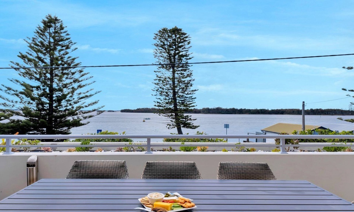 The Entrance House | Luxe Pelican Lake, Views and Private Spa