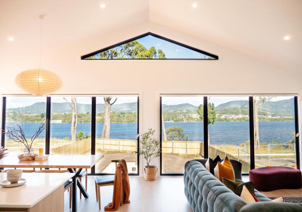 Sullivan's Cove Villa | Luxurious Waterfront home in the North of Hobart