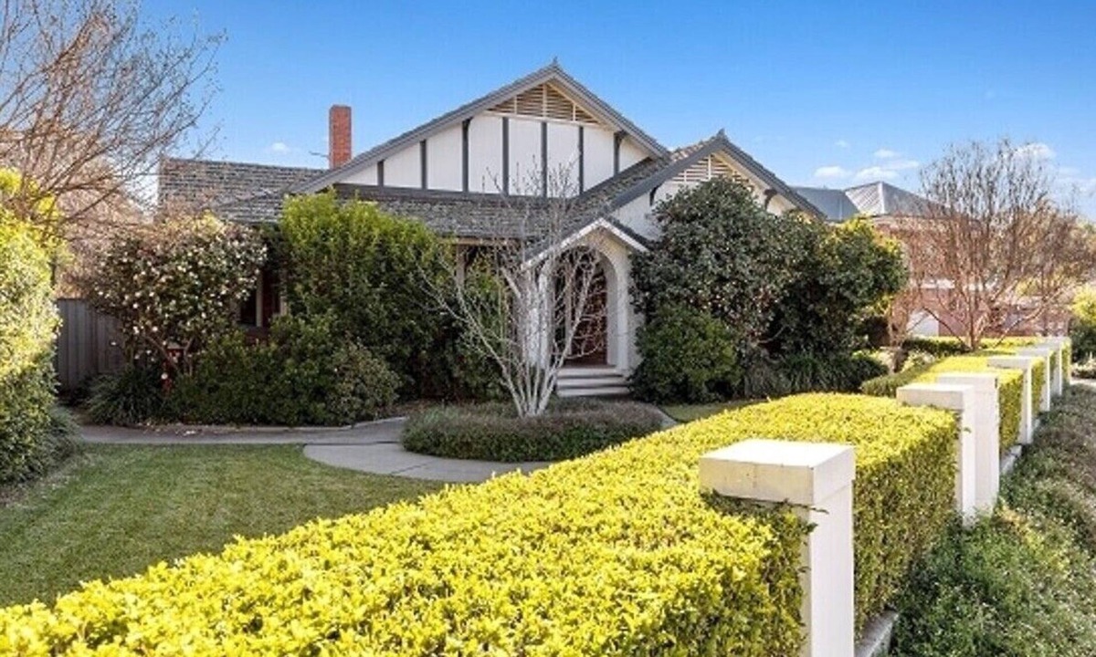 Wagga Wagga House | Luxuriously appointed, recently renovated 4 bed, 3 bath home in CBD