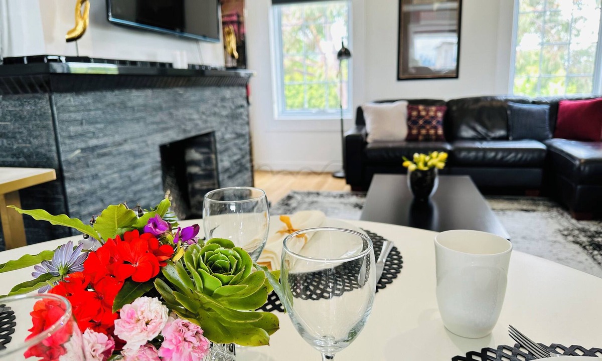 Hawthorn Apartment | Luxury and grandeur with city view balcony