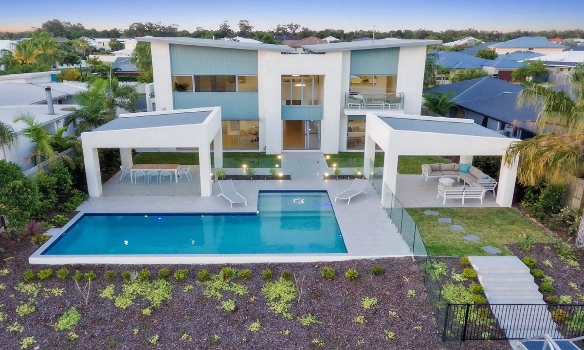 Canal Holiday | Banksia Beach