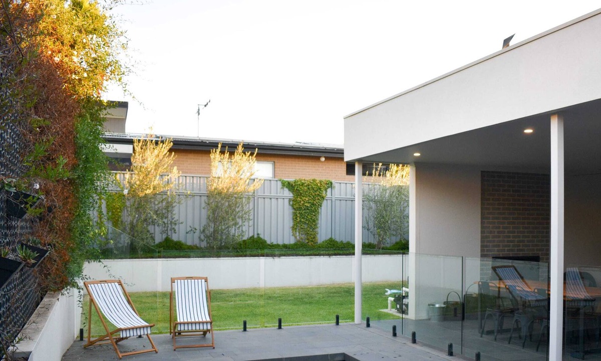Kennington Apartment | Luxury family home with pool. 3 minutes from CBD.