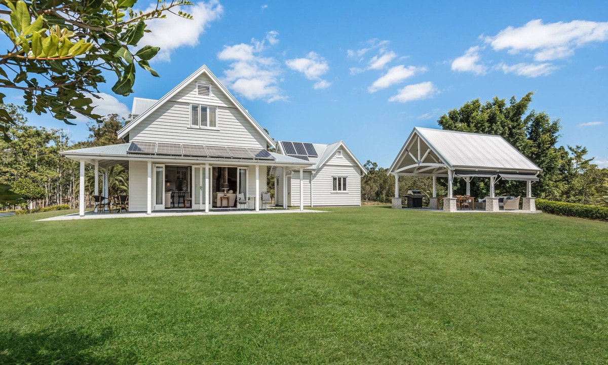 Moreton Bay Region House | Luxury Hamptons Style Country Retreat on 40 Picturesque Acres | Free Netflix