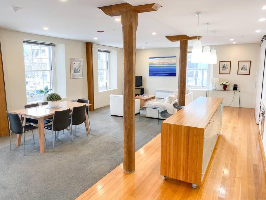Sullivan's Cove Apartment | Luxury Hobart Waterfront Apartment with views!