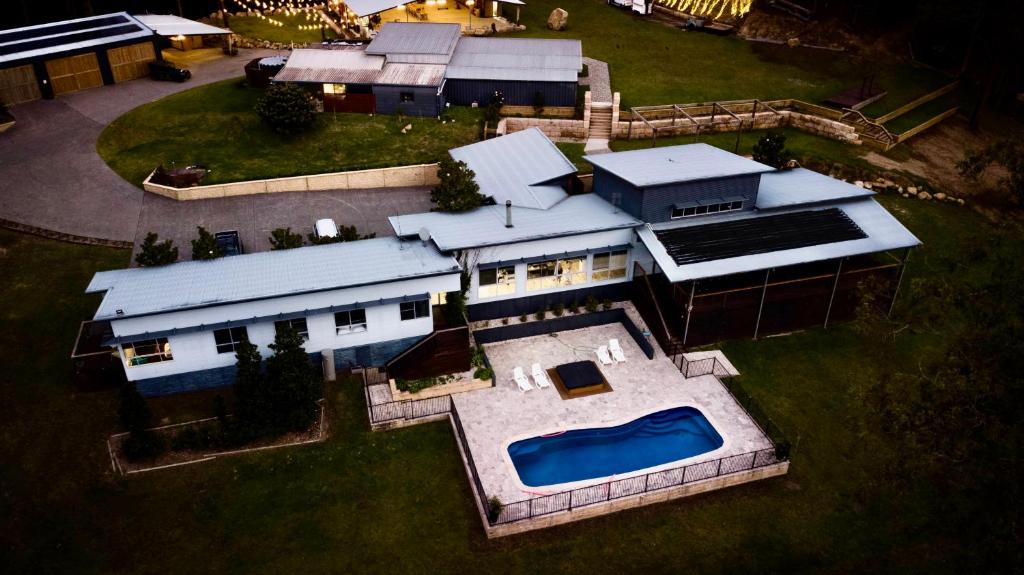 Mandalong Villa | Luxury Mandalong Mansion with Pool & Spa